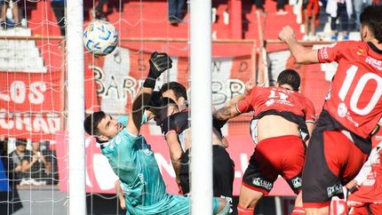 Cabezazo goleador de Marco.