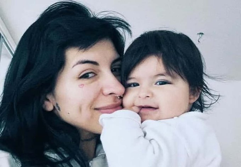 Cazzu y su hija Inti. 