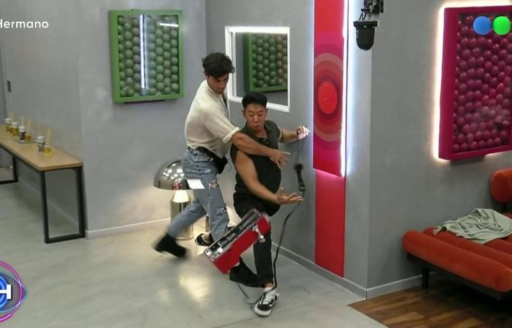 Blooper con el teléfono rojo.