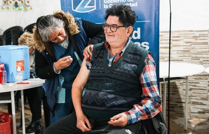 Se están haciendo operativos de vacunación en centros de jubilados.
