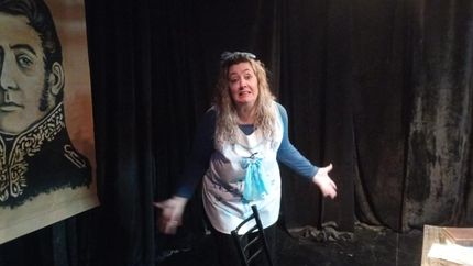 Daniella se sube al escenario para poner toda su experiencia como docente en un unipersonal lleno de humor y reflexión.