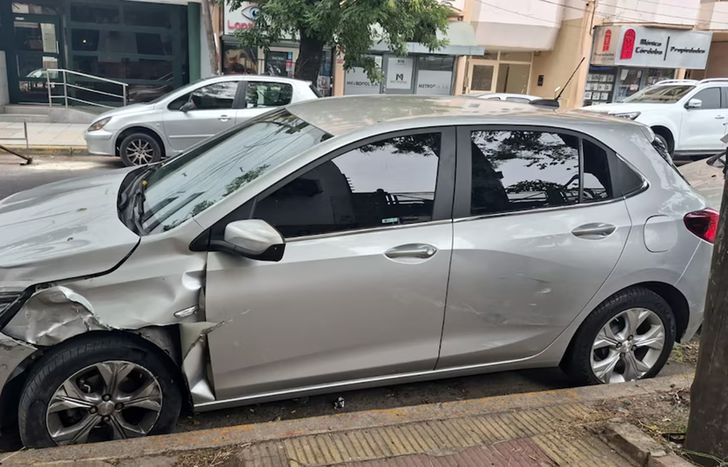 Así quedó el auto de los delincuentes tras el violento choque.