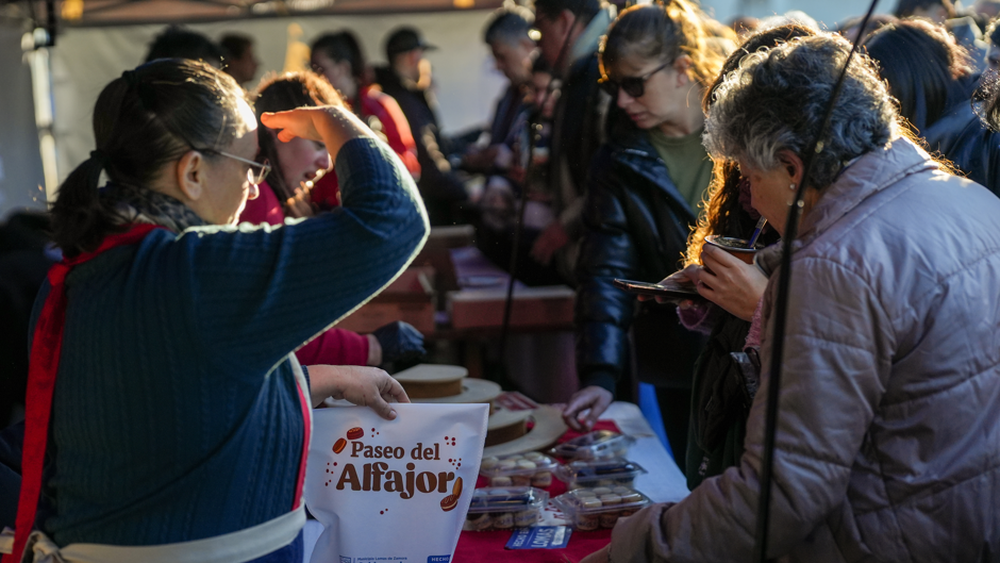 Cerca de mil vecinos asistieron a la primera edición del Paseo del Alfajor en Lomas.
