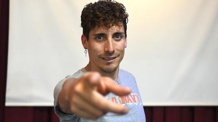 Con la mejor energía para aprender a bailar.