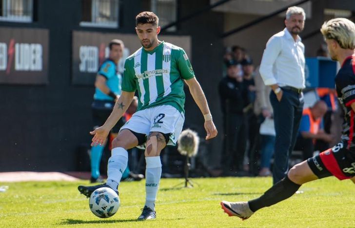 Álvarez flltra el pase ante Insúa.