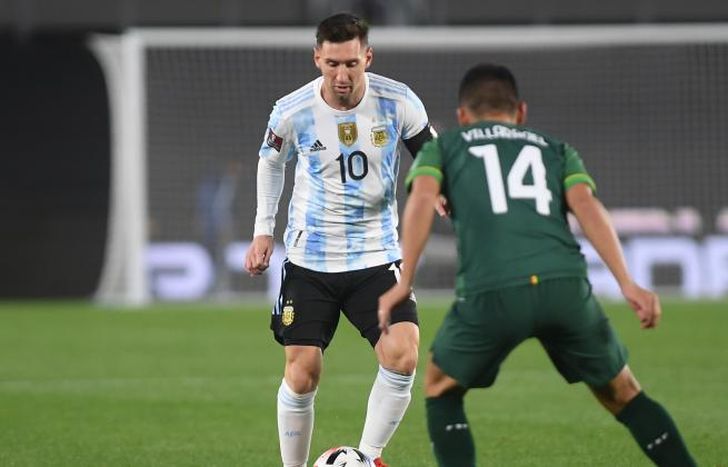 Messi acaricia el balón frente a Villarroel.