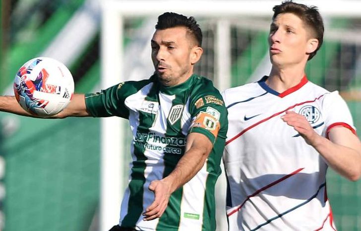 Dátolo cubre la pelota con la marca de Campi.