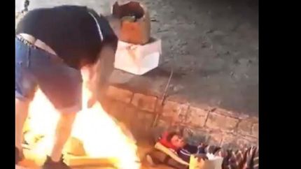 se bajó del auto para rocierlo con combustible y prenderlo fuego.