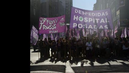 movilizacion del 8m: mujeres despedidas de sus puestos de trabajo en el obelisco
