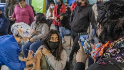 Mientras, avanza el plan de vacunación a niños y adolescentes.