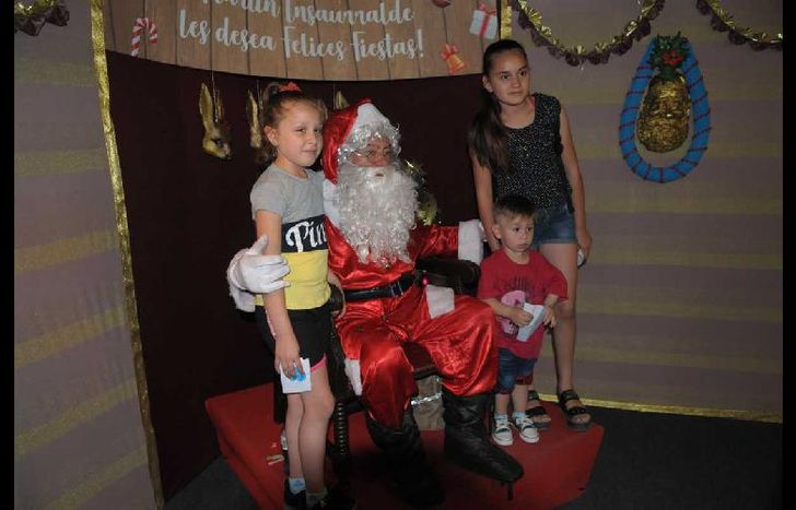 papa noel recibió a los chicos y chicas en su casa mágica.