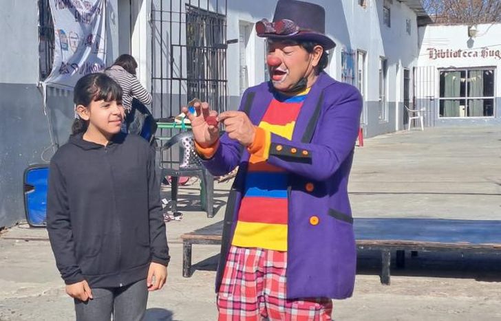 Horacio es payaso, malabarista, mago, titiritero e instructor de cocina.