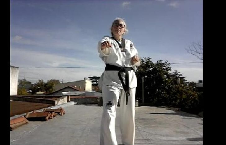 Karina subió al techo de su casa y grabó los videos que la hicieron ganar.