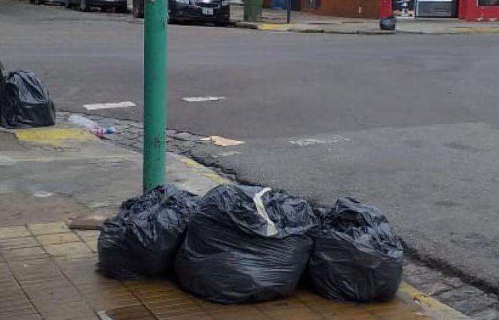 La basura acumulada en las calles de Lomas.