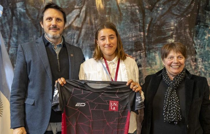 Emma combina sus estudios de Economía Empresarial con el alto rendimiento deportivo en Lomas Athletic y Las Leonas.