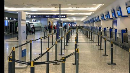 a partir del viernes, no habra vuelos de cabotaje, ni micros y trenes de larga distancia