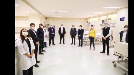 alberto fernandez y gray inauguraron el hospital del bicentenario que atendera a pacientes graves con coronavirus