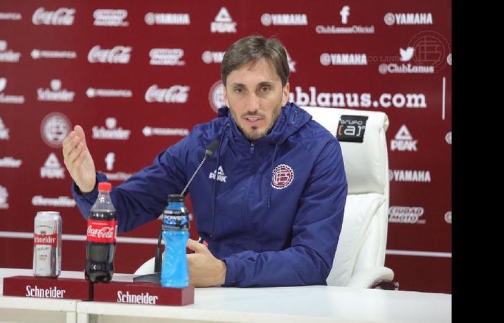 El DT de Lanús habló en conferencia de prensa.