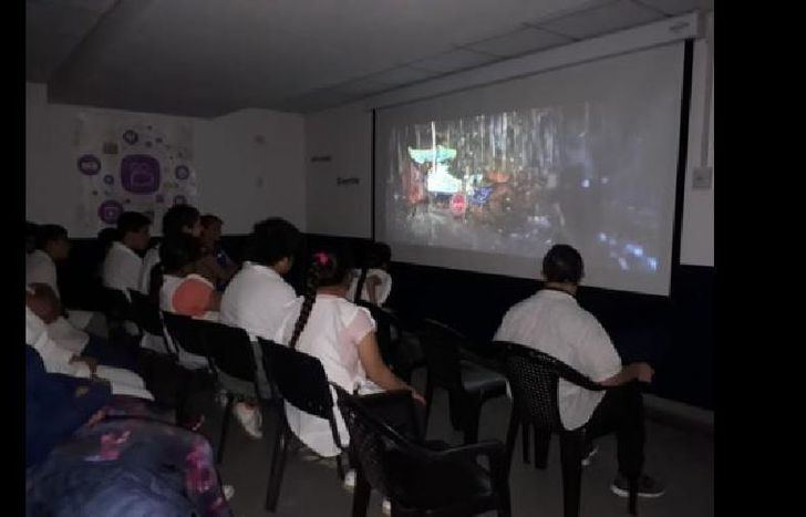 disfrutando de una de las funciones.