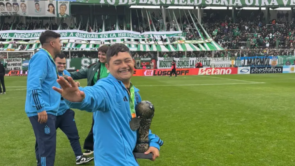 Alan, el joven de Lomas que llevó a la Selección Argentina al podio mundial de fútbol inclusivo. Alan, el joven de Lomas que llevó a la Selección Argentina al podio mundial de fútbol inclusivo.