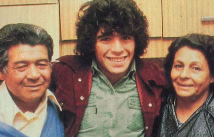 Maradona junto a Don Diego y Doña Tota.