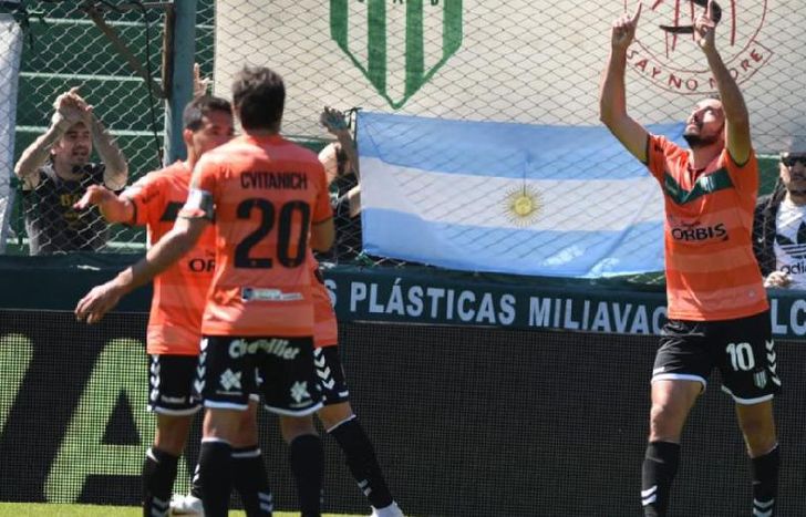 Dátolo festeja su gol, el cual fue clave en el triunfo en el Taladro.