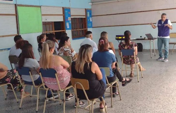 Hubo charlas con personal docente y no docente.