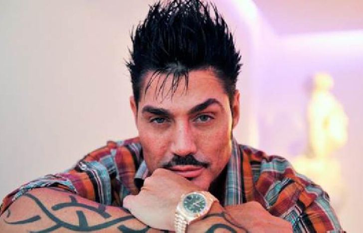 estuvo al frente de varios programas televisivos.