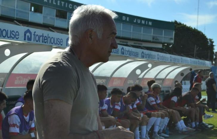 Mario Gómez dejó de ser el DT de Talleres.