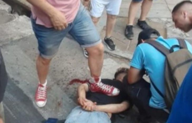 El policía contó con la ayuda de lo gente que circulaba por la zona.