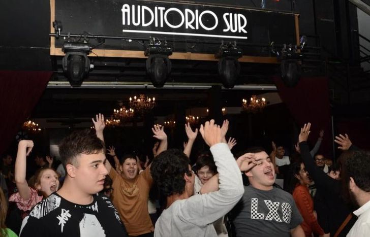 En el lugar hay seguridad, prevención y servicio de ambulancia.