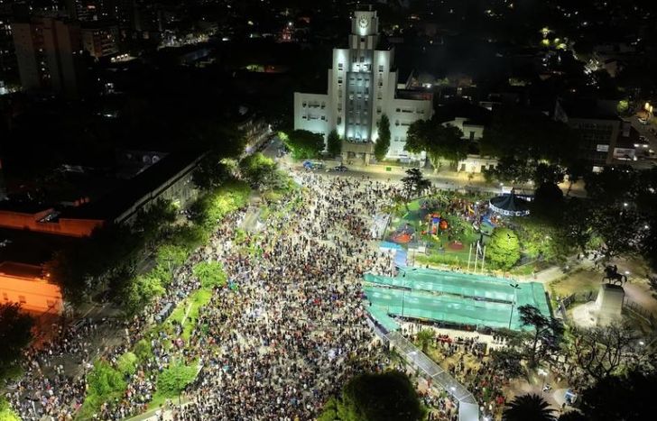La Plaza Grigera, repleta de familias, un clásico que se repite.