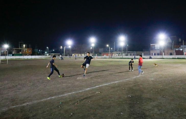 Instalaron luminarias en canchas de 11.