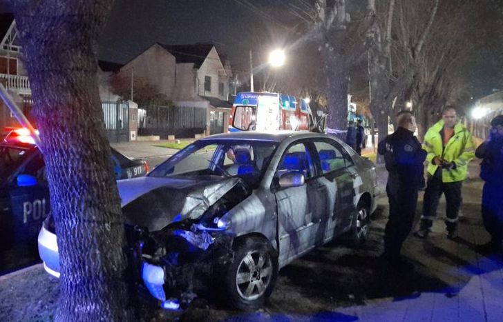 El auto terminó con importantes daños.