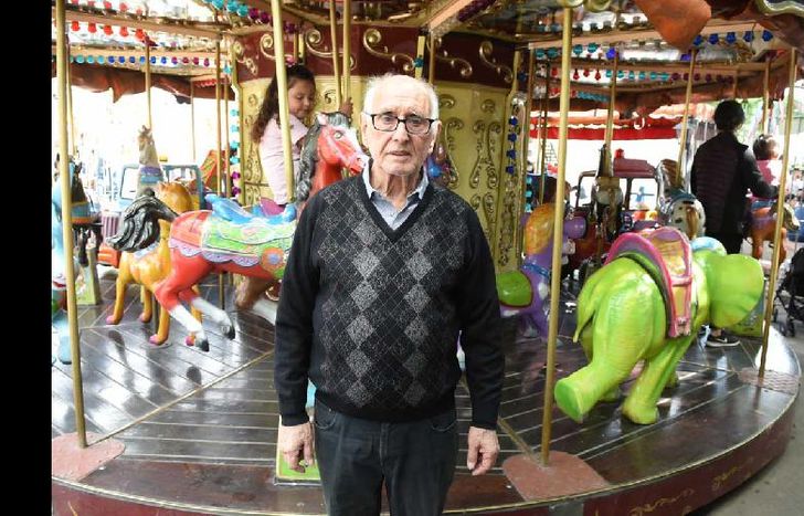 juan hace 45 años que trabaja en la plaza y cuidará el carrusel.