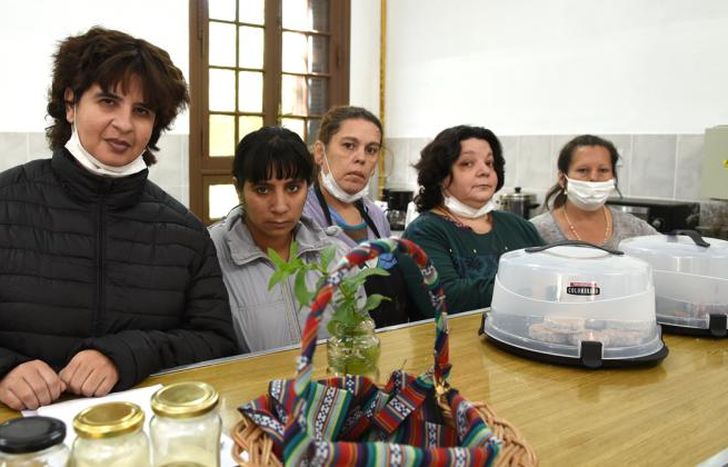 Las chicas, felices con su labor. Ya planean extender el horario.