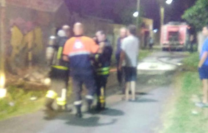 Bomberos y Defensa Civil de Lomas intervinieron en el lugar del incendio.
