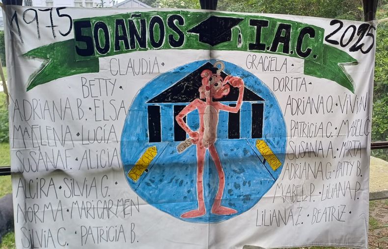 Las exalumnas del Instituto Apostolado Católico de Turdera crearon su propia bandera.