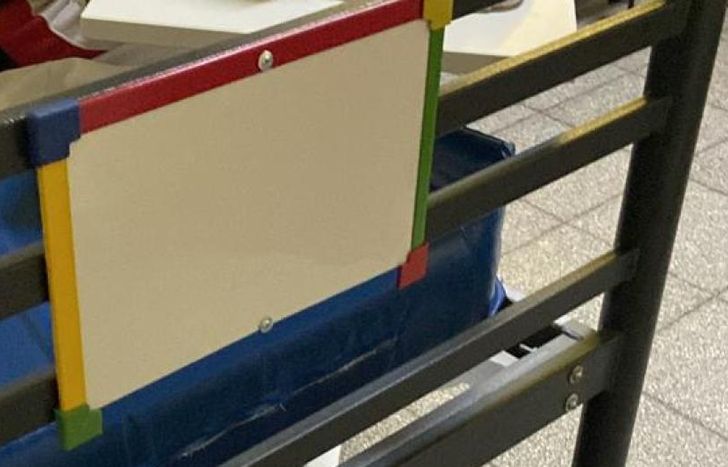 Ya están colgadas las pizarras en cada cama del sector de internación de pediatría.