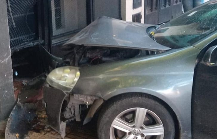 Así quedó el auto tras el impacto.