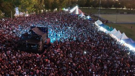 Una multitud fue parte de los festejos. Una multitud fue parte de los festejos.