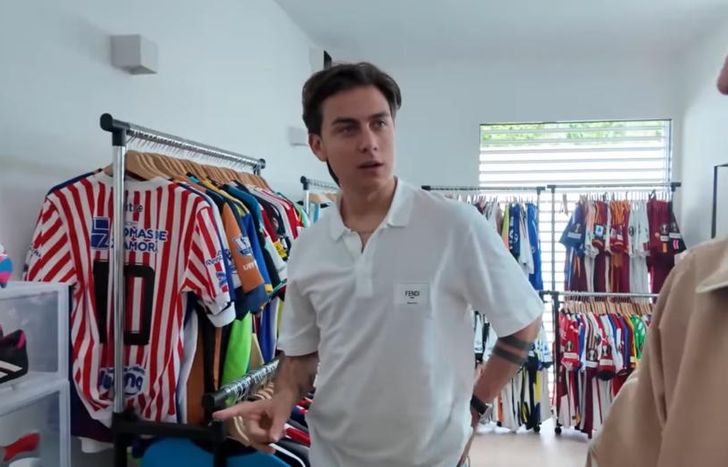 La camiseta de Los Andes en la casa de Paulo Dybala.