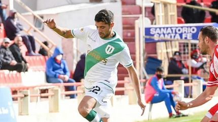Álvarez domina el balón mientras se acerca Corvalán.