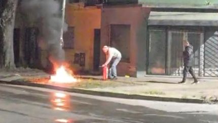 Un vecino apagó el incendio con un matafuegos.