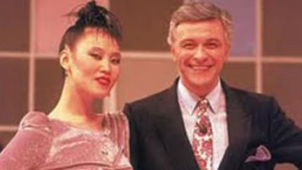 La Señorita Lee con Héctor Larrea.