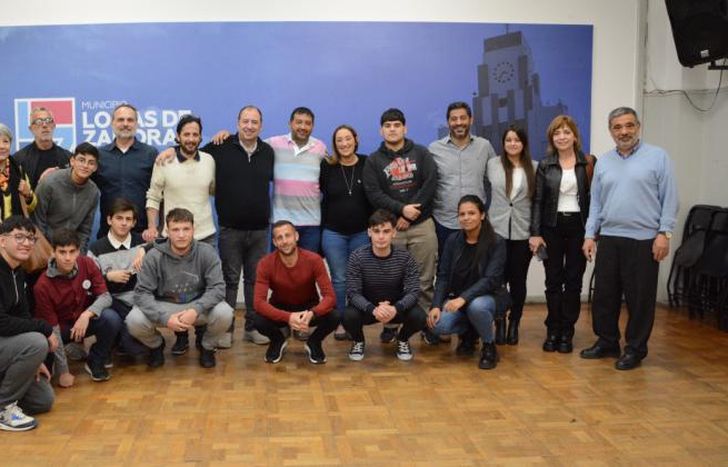 Hubo un desayuno con estudiantes, directivos y docentes.