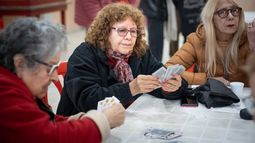 Huerta, tejido y salud: nuevas actividades para los jubilados de Lomas.