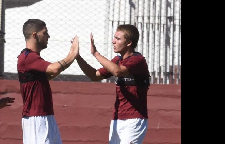 De la Vega es felicitado tras su gol en el amistoso frente a Defensores de Belgrano.