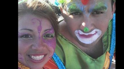 La pareja se disfrazan de payasos para alegrar a los chicos.