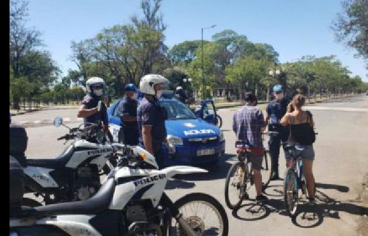 los policías tuvieron contacto físico con el individuo porque se resistió a ser detenido.